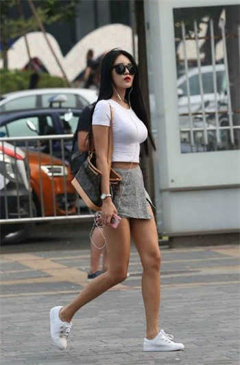 女人嚼槟榔