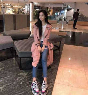 商务旅行戴绿戴帽女老板