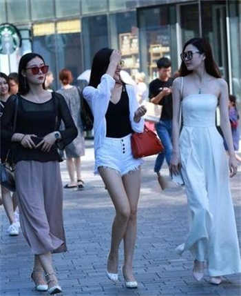 外国小伙用钱买泡妞