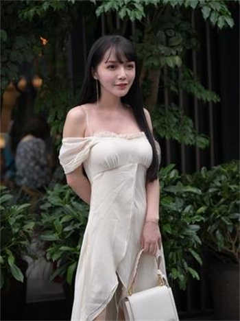 公共厕所蹲坑照片