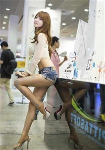 小孩和妈妈打扑克视频