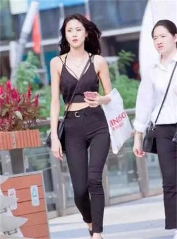 管小娅打扑克视频