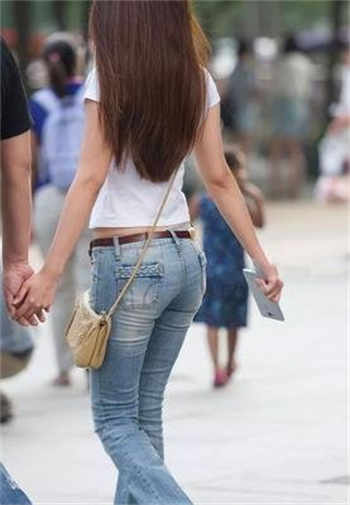 周二珂弯腰截图