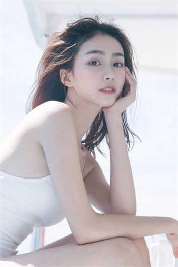 女中介和金主一起看房