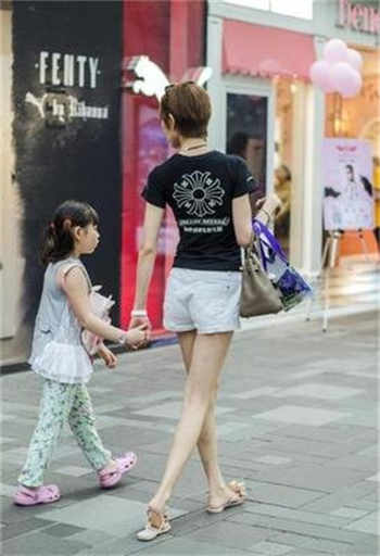 抖音戴眼镜的女网红出轨