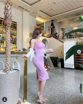 两个女的一起打扑克